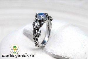 Серебряное кольцо с лунным камнем и бутонами роз