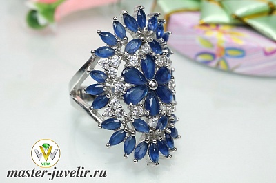 Серебряное кольцо с синими и белыми камнями
